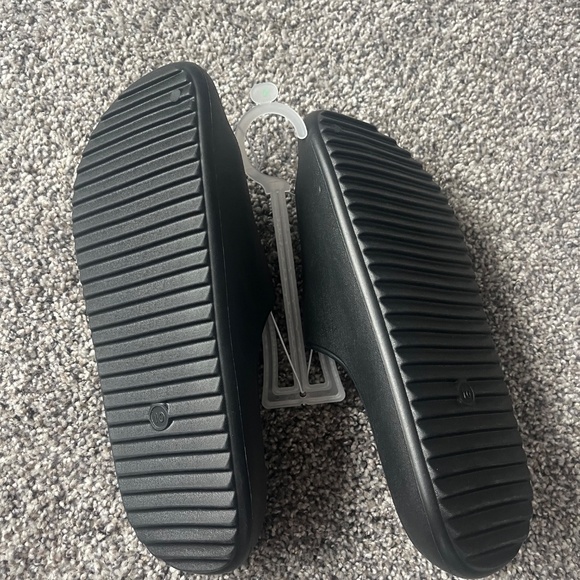 Men’s or women’s slides - Picture 2 of 2